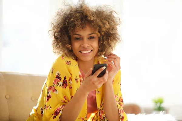 Retrato Mulher Jovem Atraente Sentado Casa Com Telefone Celular — Fotografia de Stock