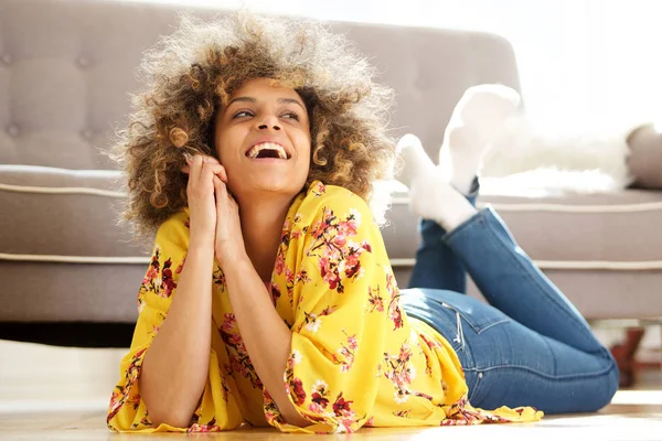 Portret Atrakcyjne African American Kobieta Leżąc Podłodze Domu Śmiejąc Się — Zdjęcie stockowe