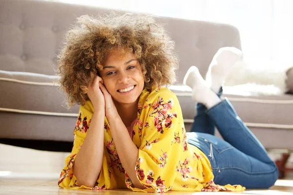Portrait Belle Jeune Femme Afro Américaine Couchée Sur Sol Maison — Photo