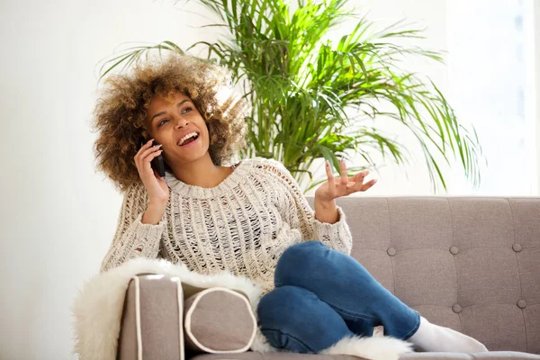 Retrato Joven Mujer Negra Feliz Hablando Teléfono Móvil Casa —  Fotos de Stock