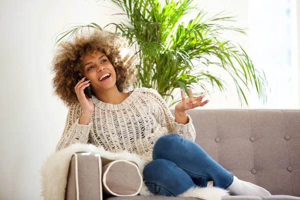 Ritratto Giovane Donna Nera Felice Che Parla Cellulare Casa — Foto Stock