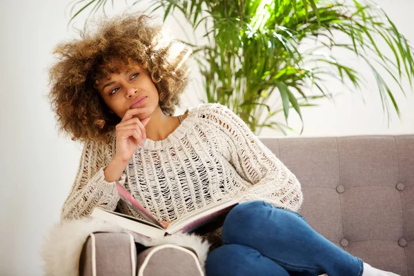 Portrait Jeune Femme Noire Assise Sur Canapé Avec Livre — Photo