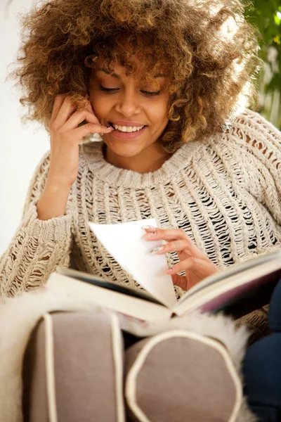 Retrato Estudante Afro Americana Sentada Casa Lendo Livro — Fotografia de Stock