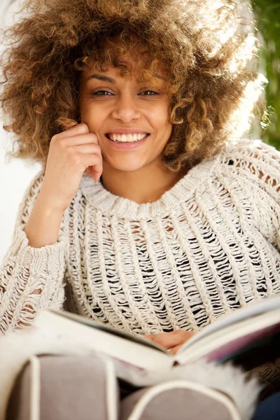 Porträtt Afrikanska Amerikanska Kvinnliga Högskolestudent Som Sitter Och Läsning — Stockfoto