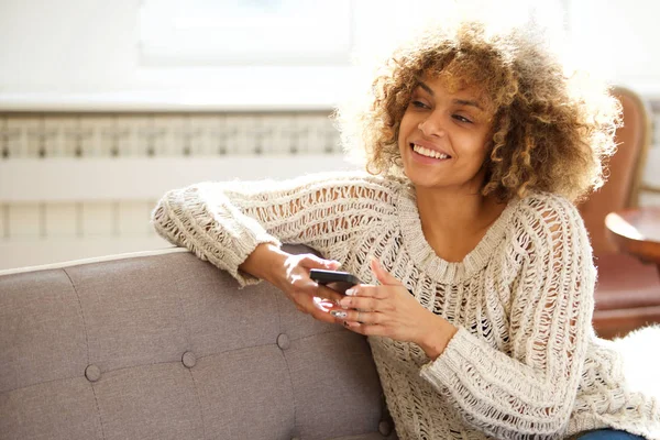 Retrato Bela Jovem Sentada Sofá Com Telefone Celular — Fotografia de Stock