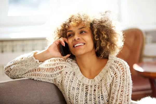 Porträtt Vacker Ung Svart Kvinna Talar Mobiltelefon Hemma — Stockfoto