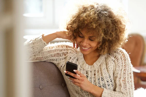 Portret Van Gelukkige Jonge African American Vrouw Kijken Naar Mobiel — Stockfoto