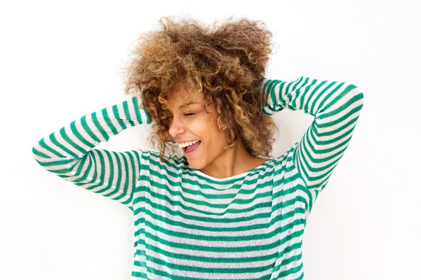 Portret Szczęśliwy Młody Czarna Kobieta Śmiejąc Się Ręką Włosy — Zdjęcie stockowe