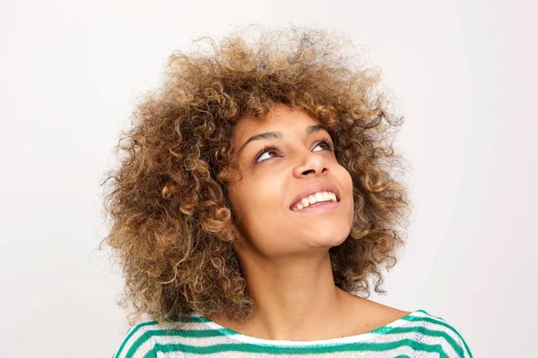 Gros Plan Portrait Une Jeune Femme Afro Américaine Souriante Levant — Photo