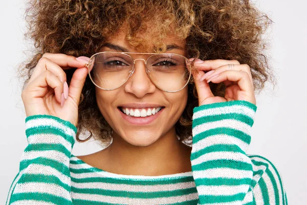 Närbild Porträtt Vackra Unga Afroamerikanska Kvinnan Leende Med Glasögon — Stockfoto