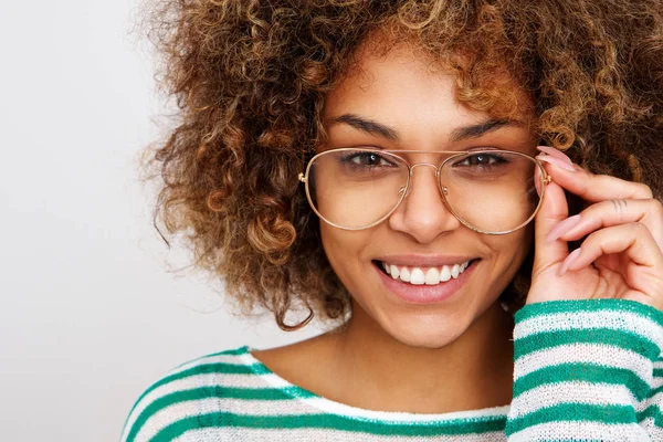 Portret Pięknej Młodej Kobiety Czarny Uśmiechnięty Okulary Bliska — Zdjęcie stockowe