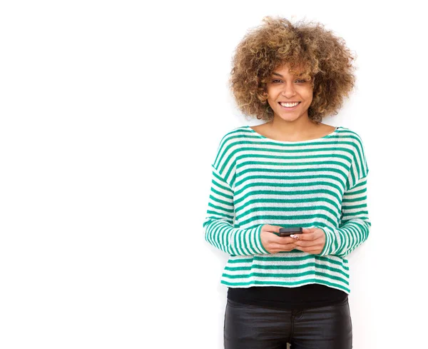 Retrato Una Joven Afroamericana Sonriente Sosteniendo Teléfono Móvil Sobre Fondo — Foto de Stock