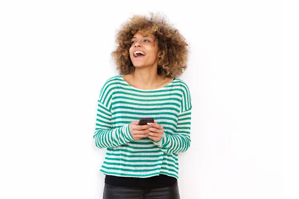 Portret Van Gelukkige Jonge African American Vrouw Lachen Met Mobiele — Stockfoto