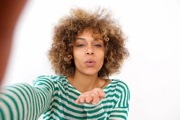 Retrato Feliz Jovem Afro Americana Tomando Selfie Soprando Beijo — Fotografia de Stock