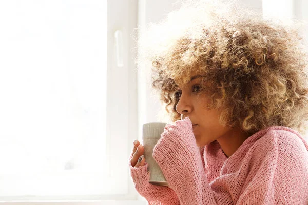 朝は熱い一杯のコーヒーを飲む若いアフリカ系アメリカ人女性の肖像画 — ストック写真