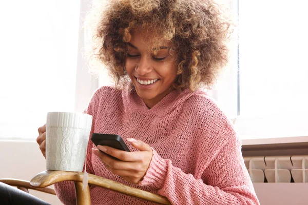 Portrait Jeune Femme Afro Américaine Buvant Une Tasse Café Chaude — Photo