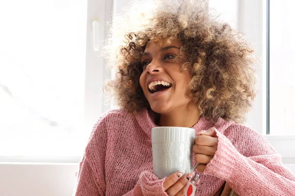 お茶のホールディング カップを保持している魅力的な若いアフリカ系アメリカ人女性の肖像画 — ストック写真
