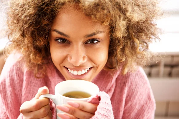 一杯のお茶を飲む美しい若いアフリカ系アメリカ人女性の肖像画を間近します — ストック写真