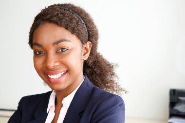 Ofiste gülümseyen genç Afrika işkadını portresi kapatın