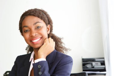 Çekici genç Afrika işkadını ofiste gülümseyen portresi kapatın