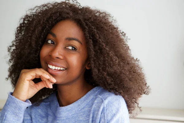 Närbild Porträtt Unga Afrikanska Kvinnan Tittar Bort Och Ler — Stockfoto