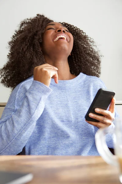 Portret Van Jonge Afrikaanse Vrouw Houden Cellphone Lachen — Stockfoto