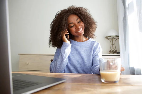 Portrait Beautiful Young African Girl Sitting Table Morning Talking Mobile — Stock Photo, Image
