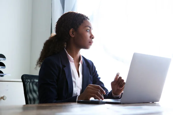 Portrait Young African Businesswoman Sitting Her Desk Laptop — Stock Photo, Image