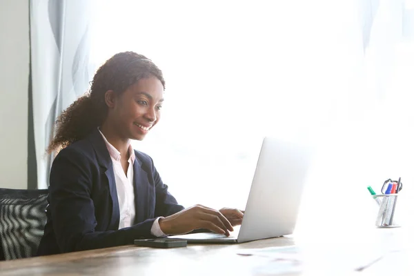 Portrait Smiling Young African American Business Woman Working Laptop Office — Stock Photo, Image