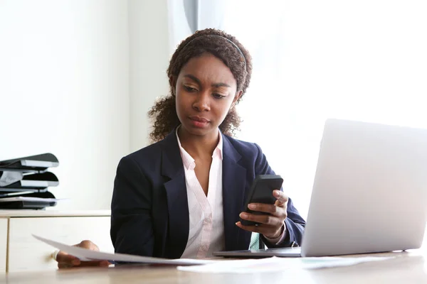 Retrato Una Joven Mujer Negocios Africana Sentada Escritorio Revisando Documentos — Foto de Stock