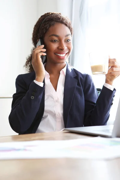 Güzel Genç Afro Amerikan Işkadını Ofiste Bir Telefon Görüþmesi Portresi — Stok fotoğraf