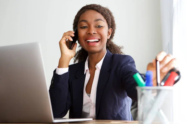 Portrait Happy African Businesswoman Talking Mobile Phone Office — Stock Photo, Image
