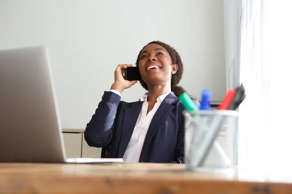 Genç Gülümseyen Portresi Ofis Masası Oturma Cep Telefonuyla Konuşan Kadın — Stok fotoğraf