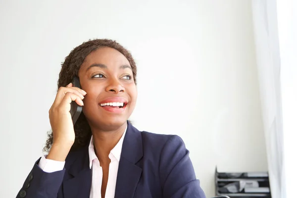 Närbild Porträtt Glada Unga Afrikanska Affärskvinna Office Talar Mobiltelefon — Stockfoto