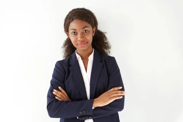 Retrato Una Atractiva Joven Empresaria Africana Pie Sobre Fondo Blanco —  Fotos de Stock