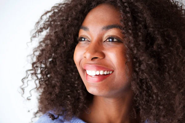 Retrato Cerca Una Hermosa Joven Africana Con Pelo Rizado Mirando —  Fotos de Stock