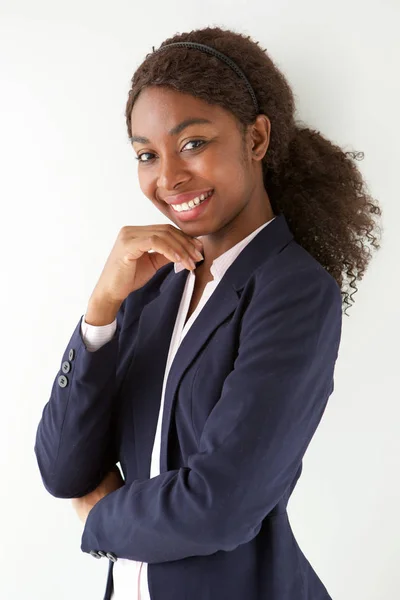 Retrato Una Joven Empresaria Africana Pie Sobre Fondo Blanco Sonriente — Foto de Stock