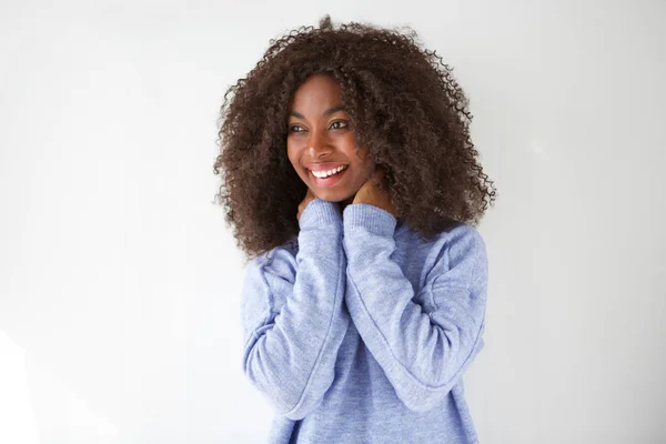 Close Van Portret Van Gelukkige Jonge Afrikaanse Vrouw Lachen Kijken — Stockfoto