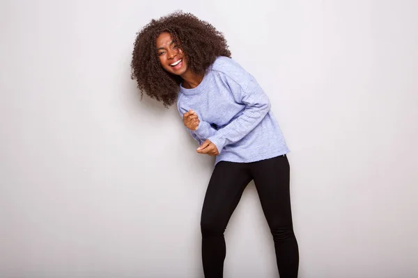 Porträtt Glada Unga Afrikanska Kvinna Med Lockigt Hår Skrattar Mot — Stockfoto