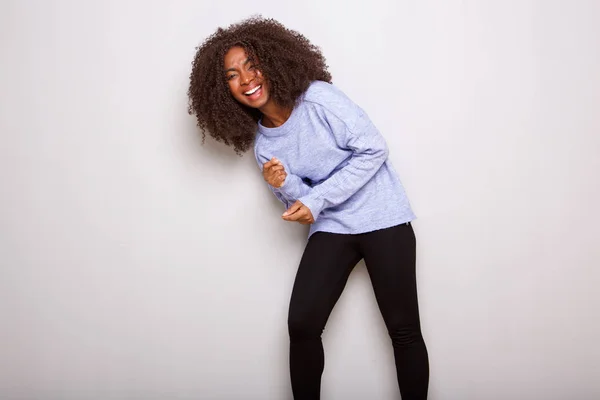 Retrato Jovem Africana Alegre Com Cabelo Encaracolado Rindo Contra Fundo — Fotografia de Stock