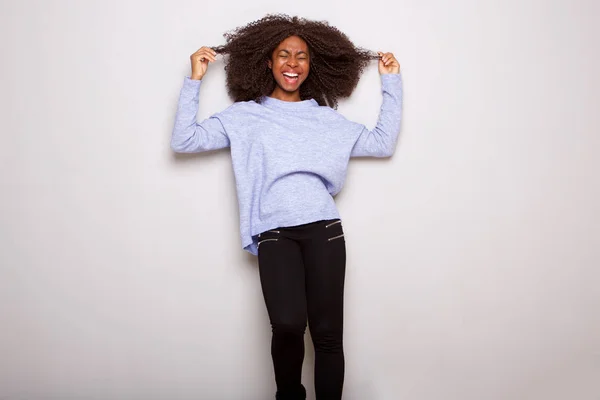 Retrato Alegre Joven Africana Riendo Tirando Del Pelo Rizado Sobre — Foto de Stock