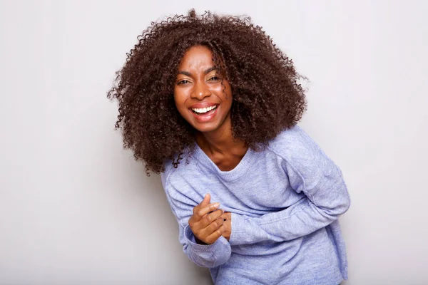 Portret Van Vrolijke Jonge Afrikaanse Vrouw Lachend Tegen Witte Achtergrond — Stockfoto