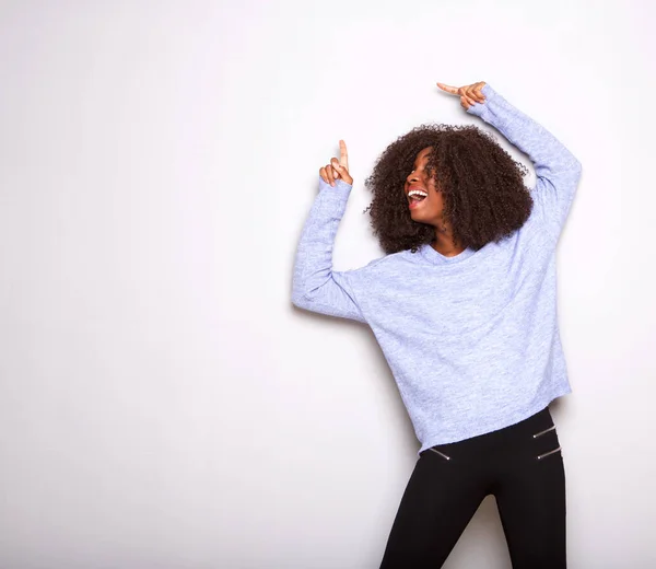 Retrato Una Joven Negra Feliz Señalando Hacia Arriba Sonriendo Sobre — Foto de Stock