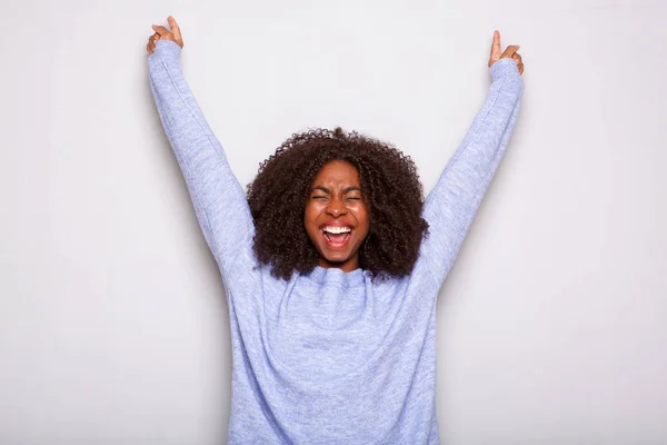 Retrato Joven Afro Americana Emocionada Animando Con Las Manos Levantadas — Foto de Stock