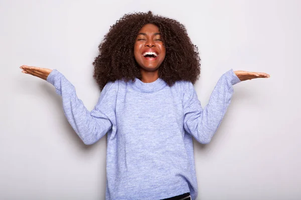 Retrato Una Joven Mujer Africana Sonriente Sintiéndose Con Palmas Extendidas —  Fotos de Stock