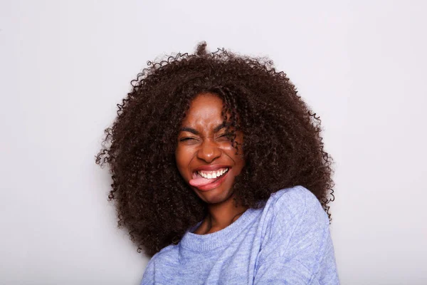 Portret Młodego African American Kobieta Uśmiechając Się Język Wystaje — Zdjęcie stockowe