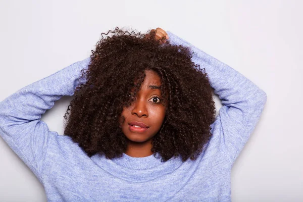 Retrato Una Joven Afroamericana Con Cabello Rizado Que Sorprendida Sobre —  Fotos de Stock