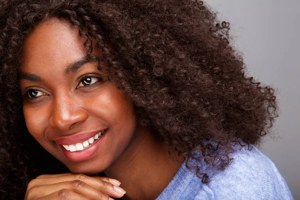 Крупный План Портрета Привлекательной Молодой Африканской Женщины Вьющимися Волосами Смотрящей — стоковое фото