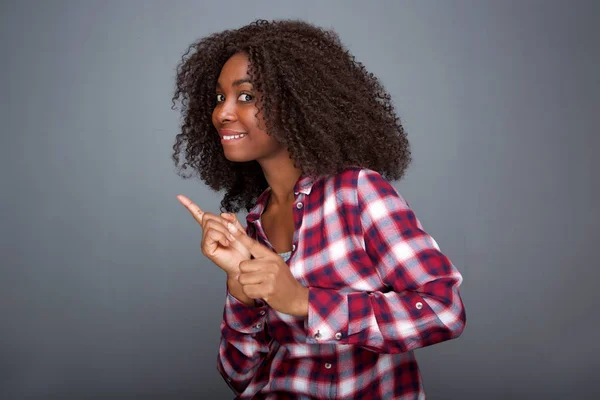 Portret Van Gelukkige Jonge Afrikaanse Vrouw Wijzende Vinger Kopie Ruimte — Stockfoto