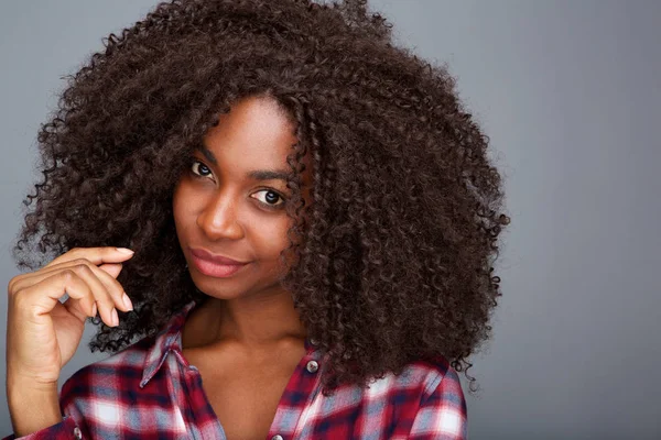 Крупный План Портрета Стильной Молодой Африканской Женщины Вьющимися Волосами Сером — стоковое фото